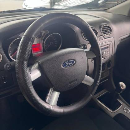 FORD FOCUS 2.0 GHIA SEDAN 16V FLEX 4P MANUAL